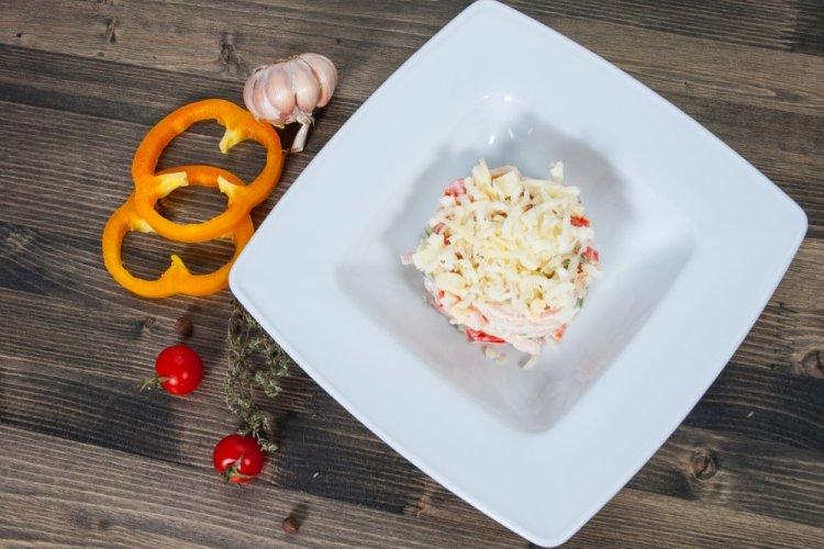 Салат из моркови, яблока и ветчины