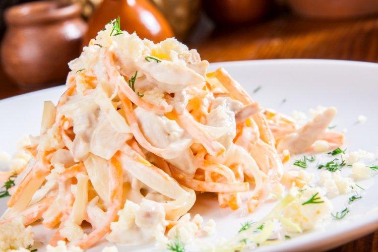 Салат из моркови и яблока с курицей