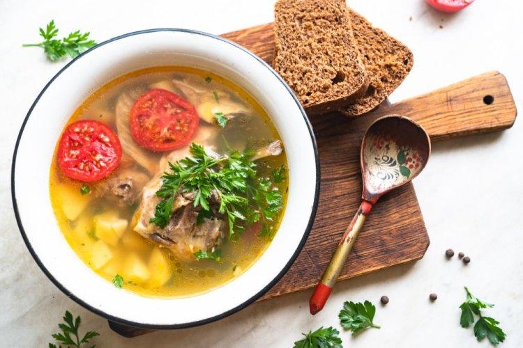 Уха из карасей с помидорами
