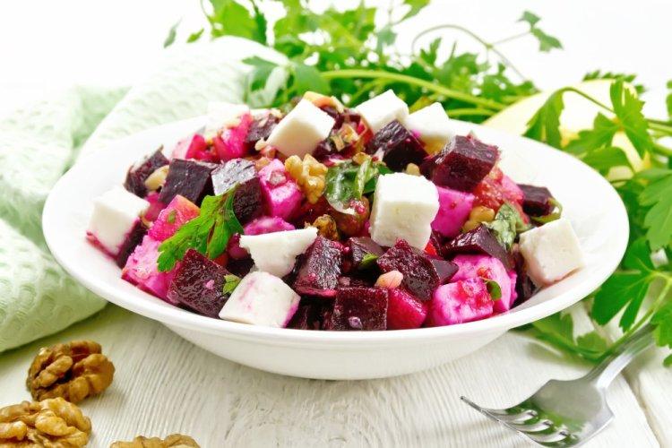 Салат со свеклой, яблоком и фетой