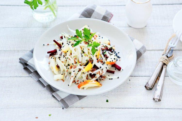 Салат с пекинской капустой, свеклой и яблоком
