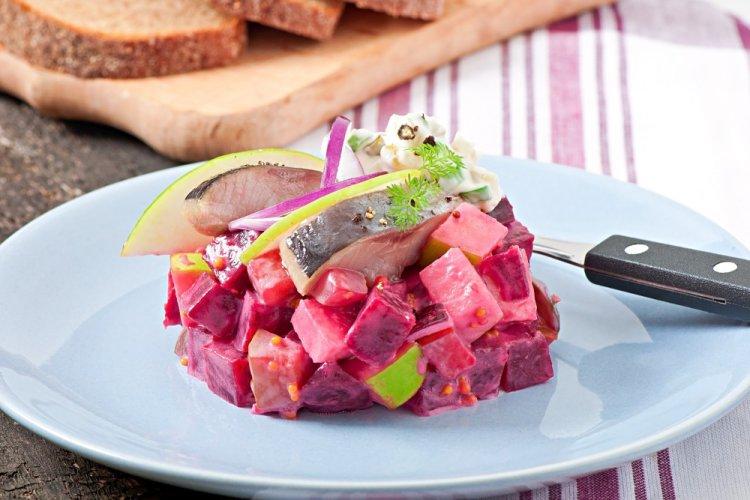 Салат с селедкой, свеклой и яблоками