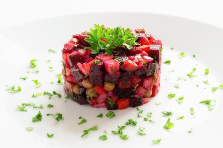 Салат из свеклы с яблоком и консервированным горошком