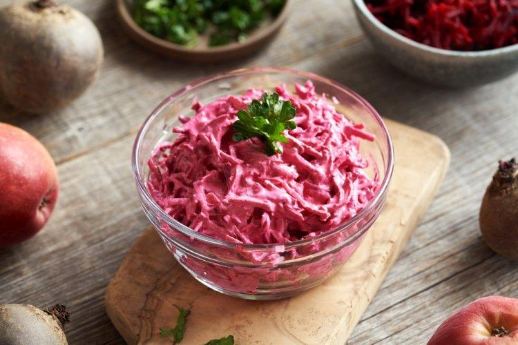 Салат с творогом, свеклой и яблоком