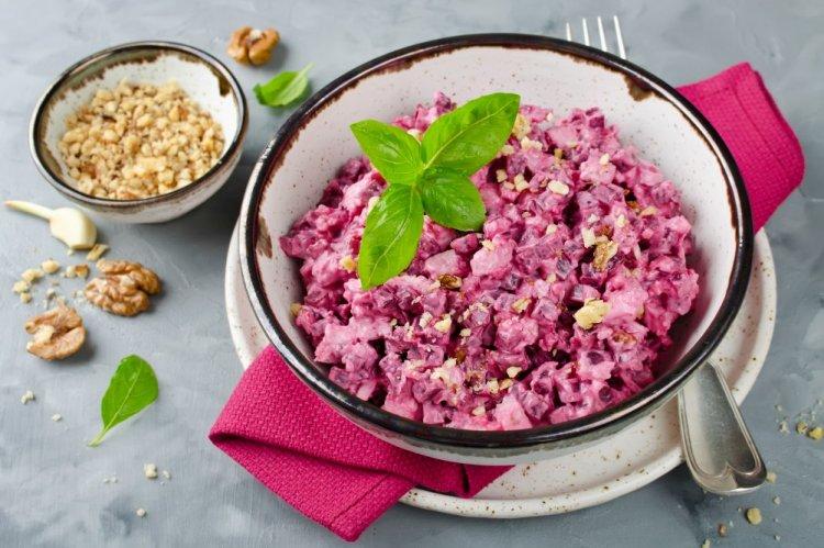 Салат с курицей, свеклой и яблоком