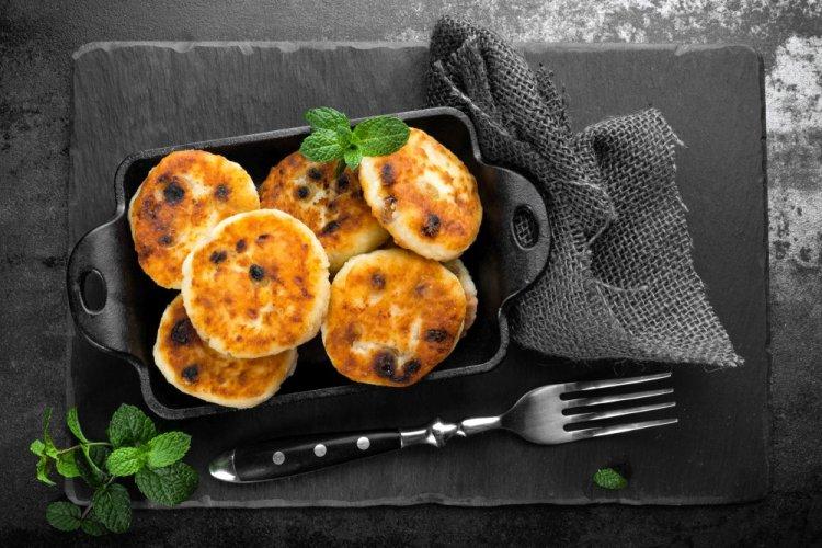 Сырники с творогом, манкой и изюмом в аэрогриле