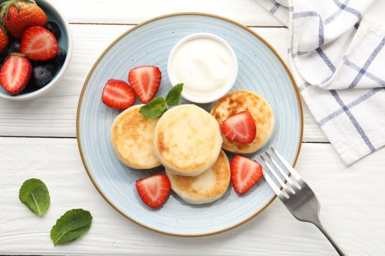 Сырники из творога с манкой и сметаной