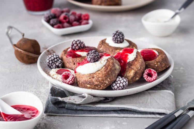 Шоколадные сырники из творога с манкой