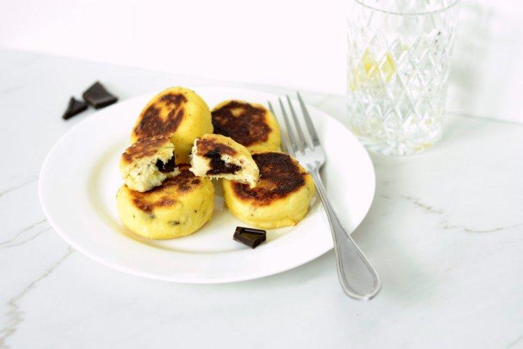 Сырники из творога с манкой и шоколадной начинкой