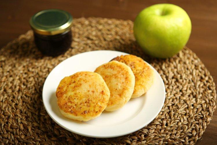 Сырники с творогом, манкой и яблоком