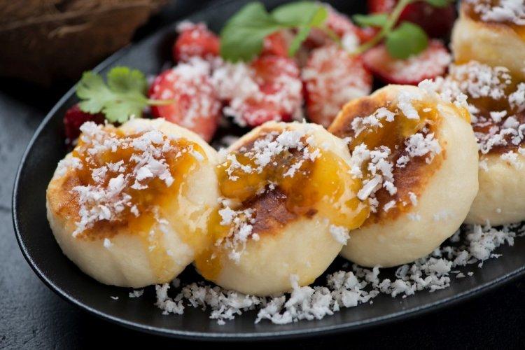 Кокосовые сырники с творогом и манкой