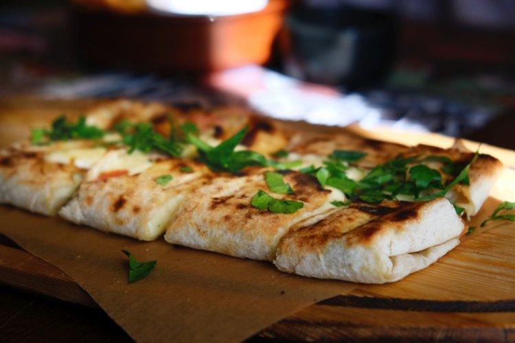 Лаваш с вялеными помидорами, творогом и сыром