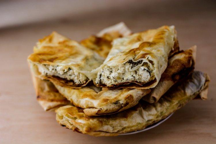Лаваш с творогом и сыром на сковороде