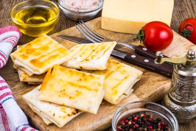 Лаваш с творогом, помидорами и сыром