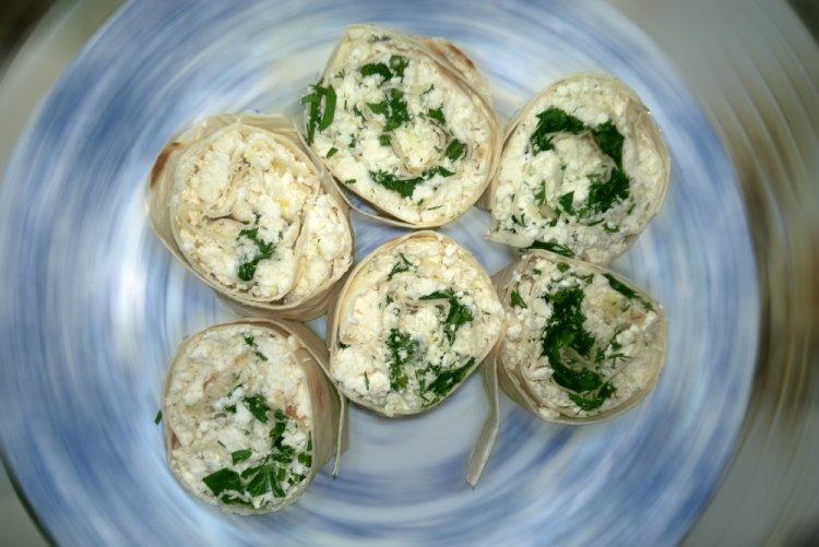 Лаваш с творогом, шпинатом и сыром