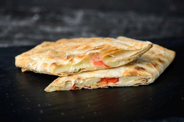 Лаваш с творогом, болгарским перцем и сыром