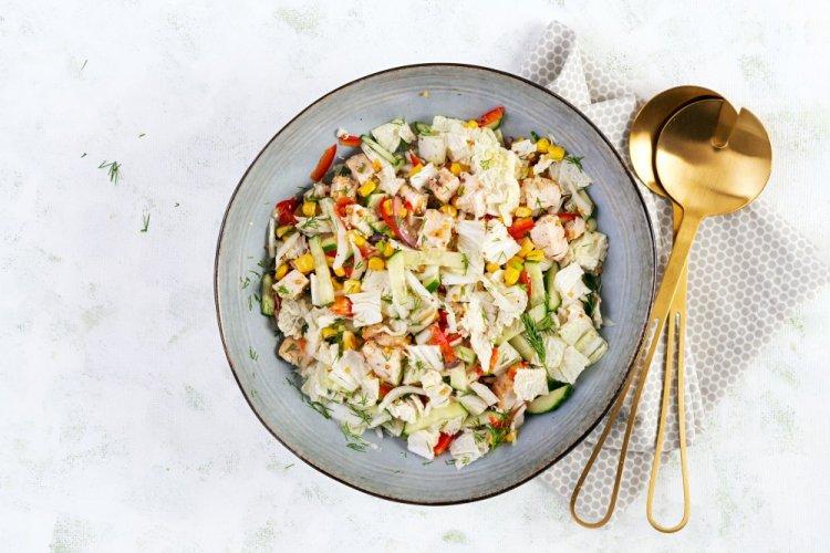 Салат с курицей, пекинской капустой и огурцами