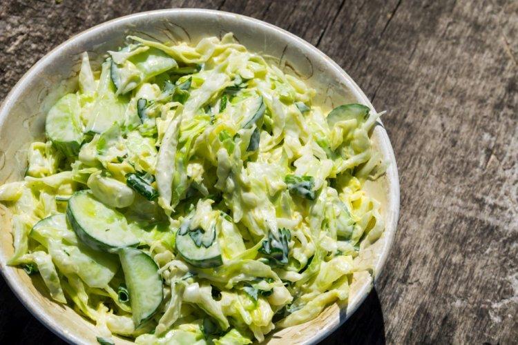 Салат с пекинской капустой, огурцами и ананасом