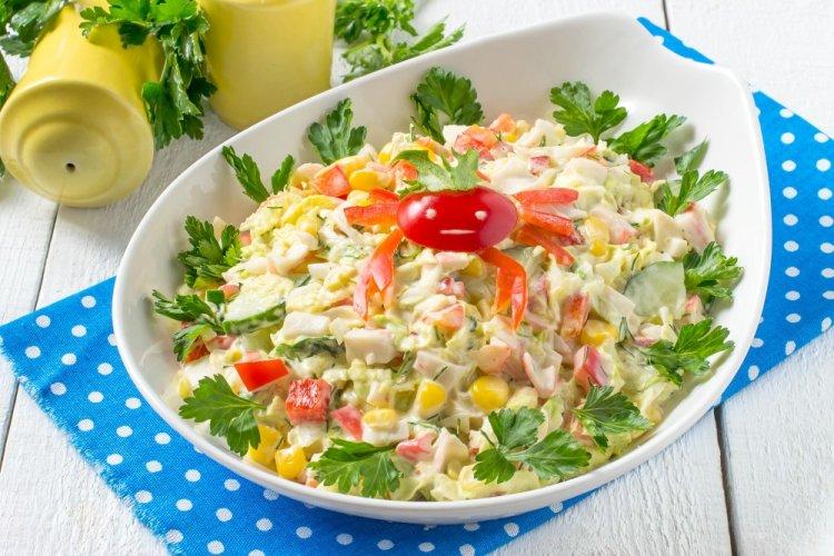 Салат с пекинской капустой, крабовыми палочками и огурцами