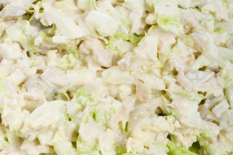 Салат с пекинской капустой, огурцами и копченой курицей
