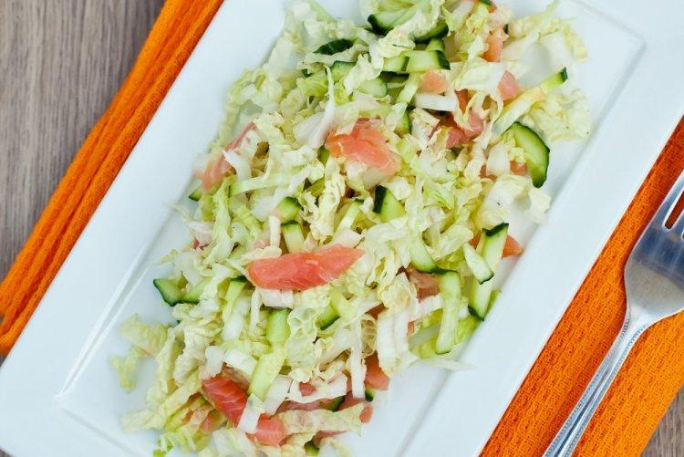 Салат с семгой, пекинской капустой и огурцами