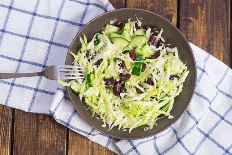 Салат с пекинской капустой, огурцами и фасолью
