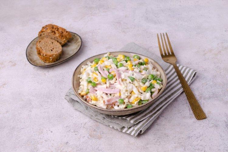 Салат с ветчиной, пекинской капустой и огурцами