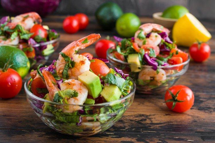 Салат с креветками, пекинской капустой и огурцами