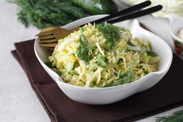 Салат с пекинской капустой, огурцами и яйцом