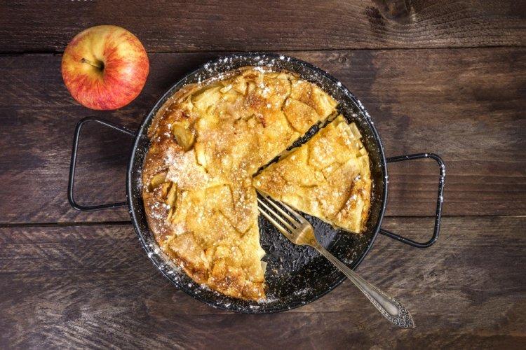 Слоеный пирог с творогом и яблоками