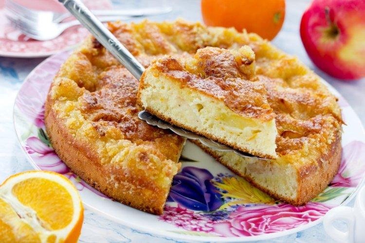 Заливной пирог с творогом и яблоками