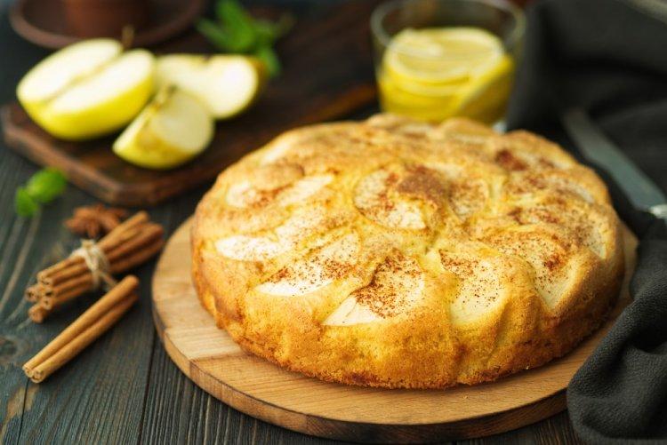 Шарлотка с яблоками и творогом в духовке