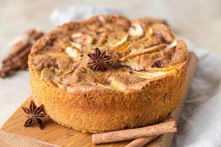 Шарлотка с творогом, манкой и яблоками