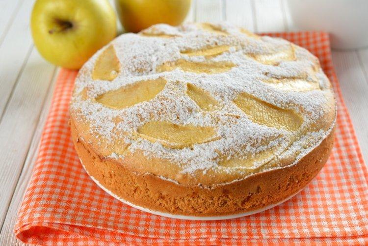 Шарлотка на кефире с творогом и яблоками