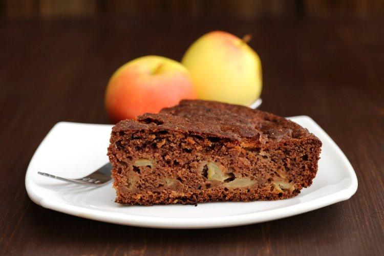 Шоколадная шарлотка с творогом и яблоками