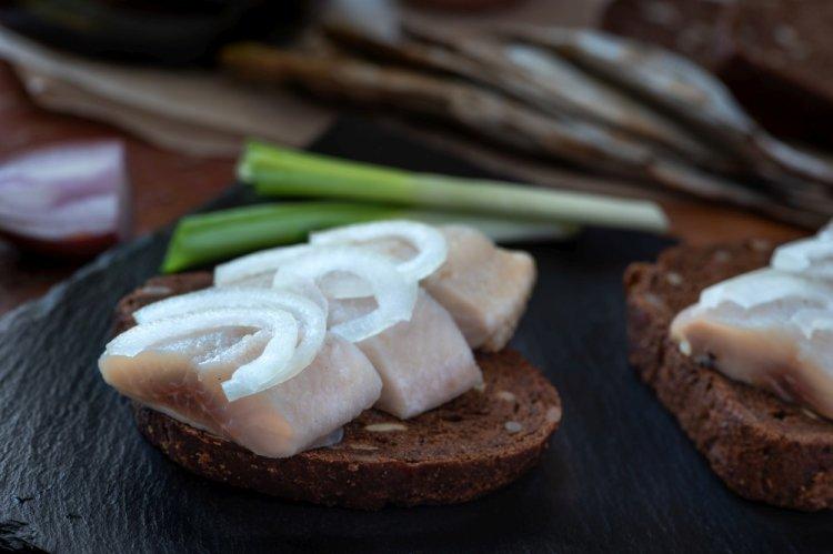 Бутерброды с селедкой, маринованным луком и черным хлебом