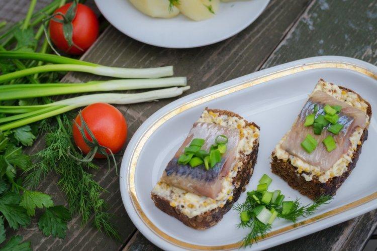 Бутерброды с черным хлебом, селедкой и плавленым сыром