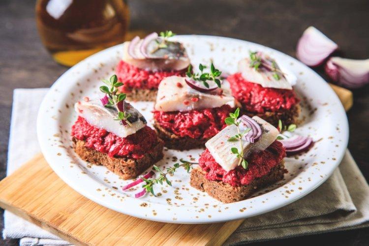 Бутерброды с селедкой, свеклой и черным хлебом