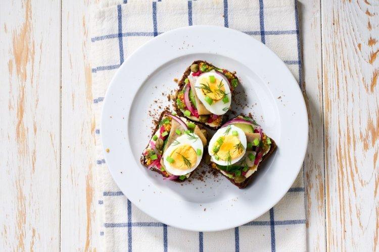 Бутерброды с селедкой, маринованными огурцами и черным хлебом