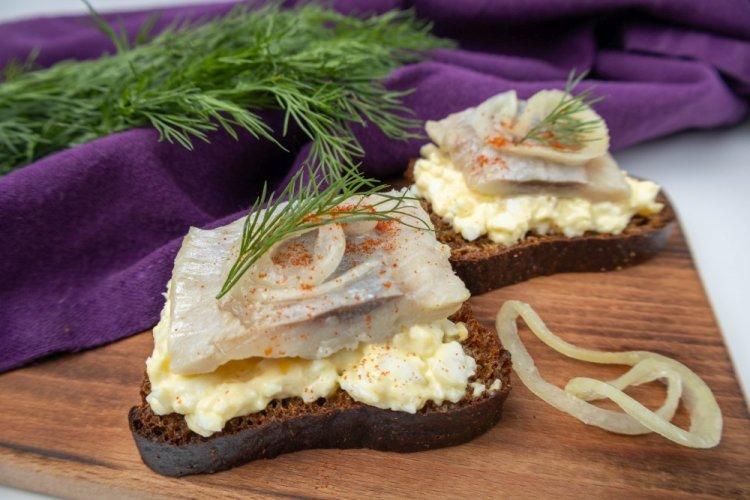 Бутерброды с черным хлебом, селедкой и яичной намазкой