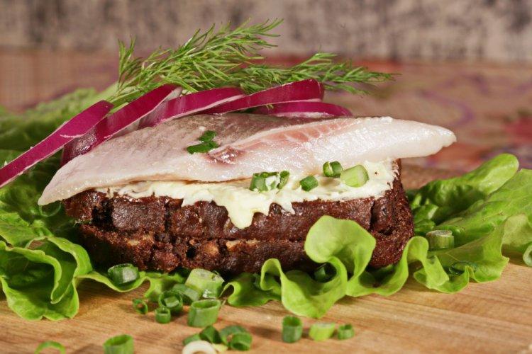 Бутерброды с селедкой, свежим огурцом и черным хлебом