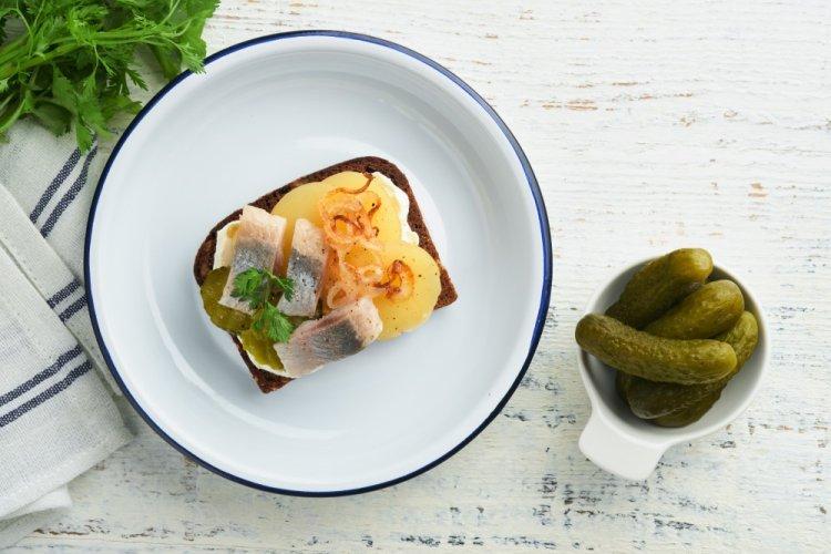 Бутерброды с черным хлебом, селедкой и картофелем