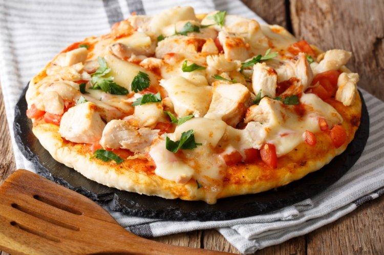 Пицца на творожном тесте с курицей и помидорами