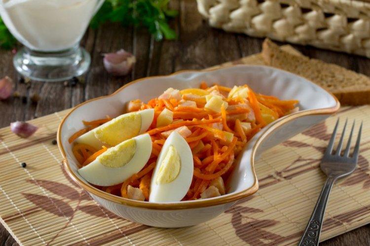 Салат с копченой курицей, кукурузой и корейской морковью