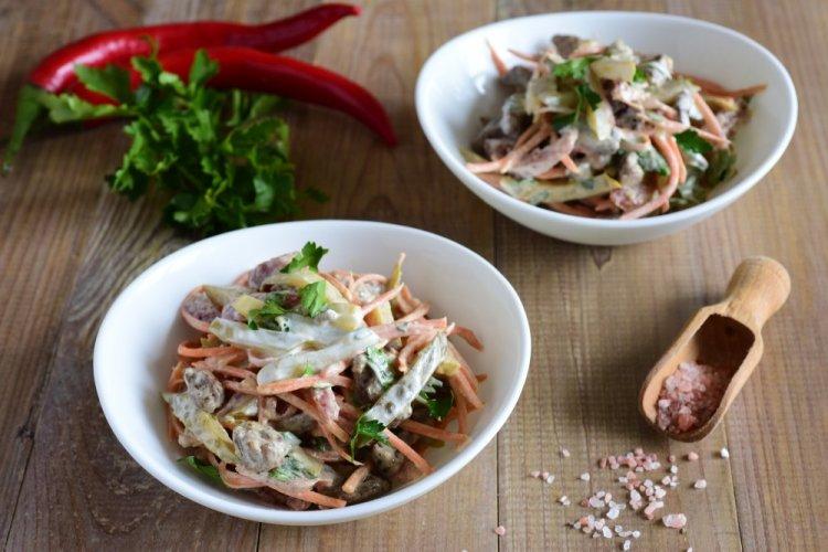 Салат с копченой курицей, корейской морковью и маринованными огурцами
