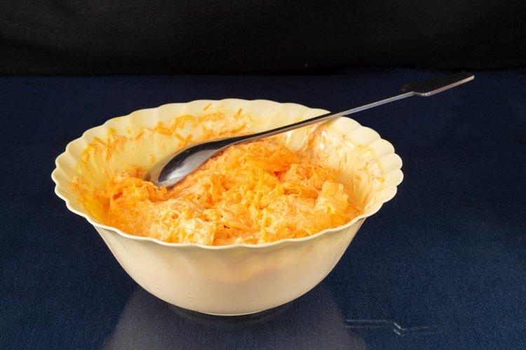 Салат с копченой курицей, ананасами и корейской морковью