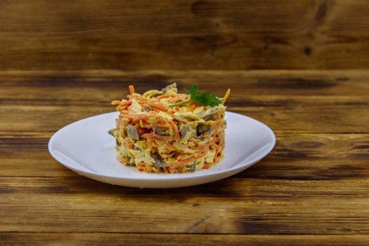 Салат с копченой курицей, корейской морковью и черносливом