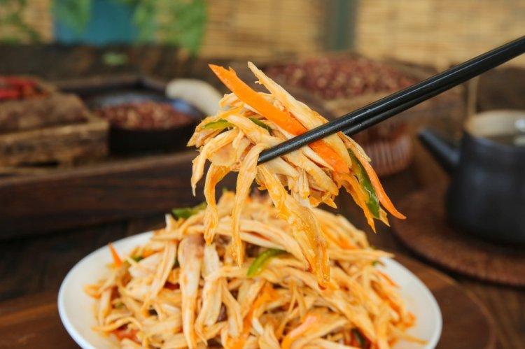 Салат с копченой курицей, корейской морковью и свежим огурцом