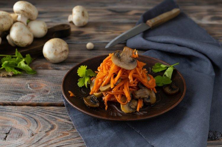 Салат с копченой курицей, шампиньонами и корейской морковью