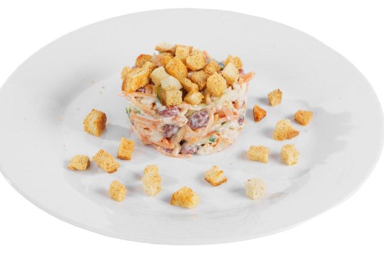 Салат с фасолью, копченой курицей и корейской морковью